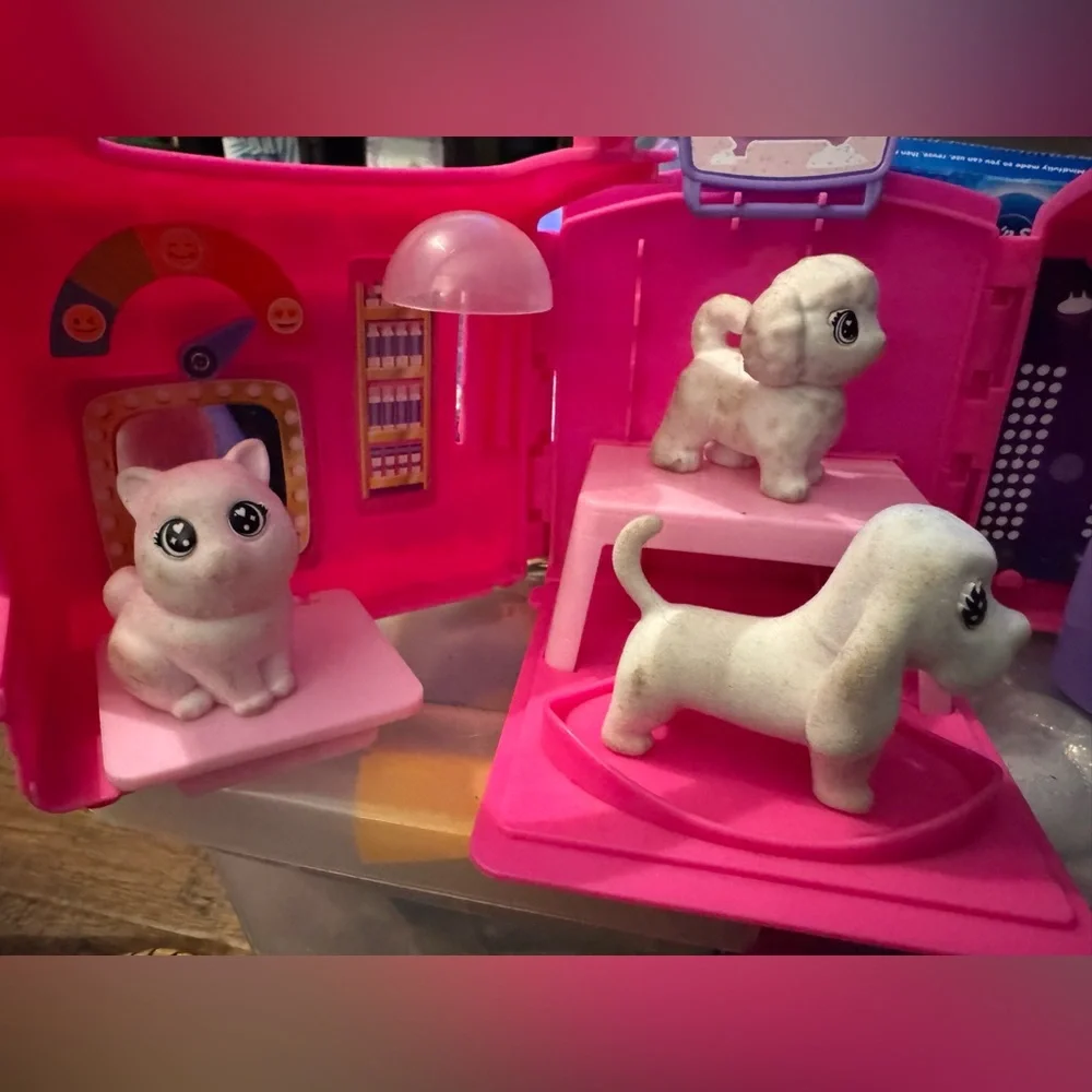 Crayola scribble & scrub pet salon w/ 3 pets (RETIRED)